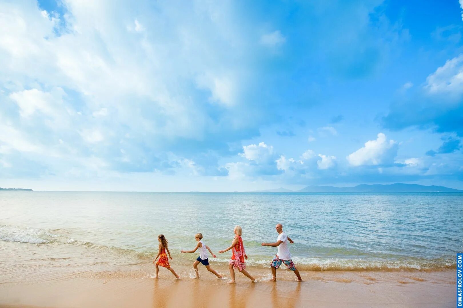 Семья на бали. Большая семья на отдыхе в тайланде. Счастливая семья на мальдивах. Пхукет семья. Семья на острове.