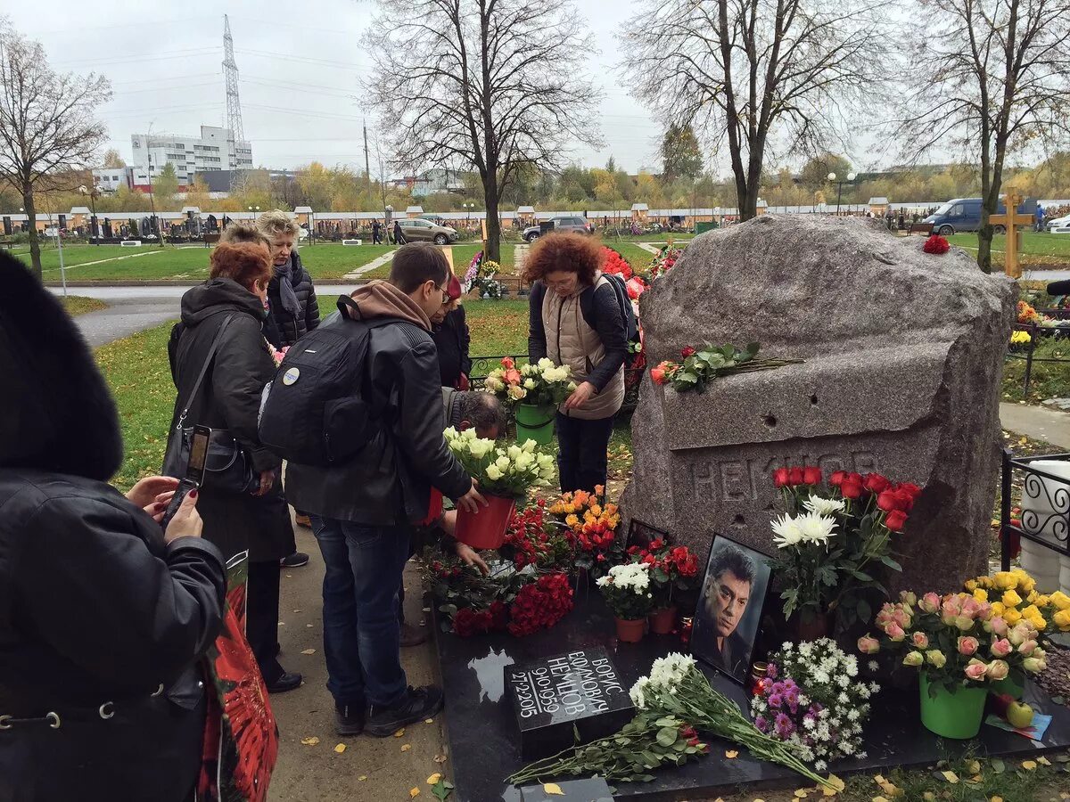 немцов кладбище. могила бориса немцова. немцов кладбище. могила бориса немцова. троекуровское кладбище немцов.