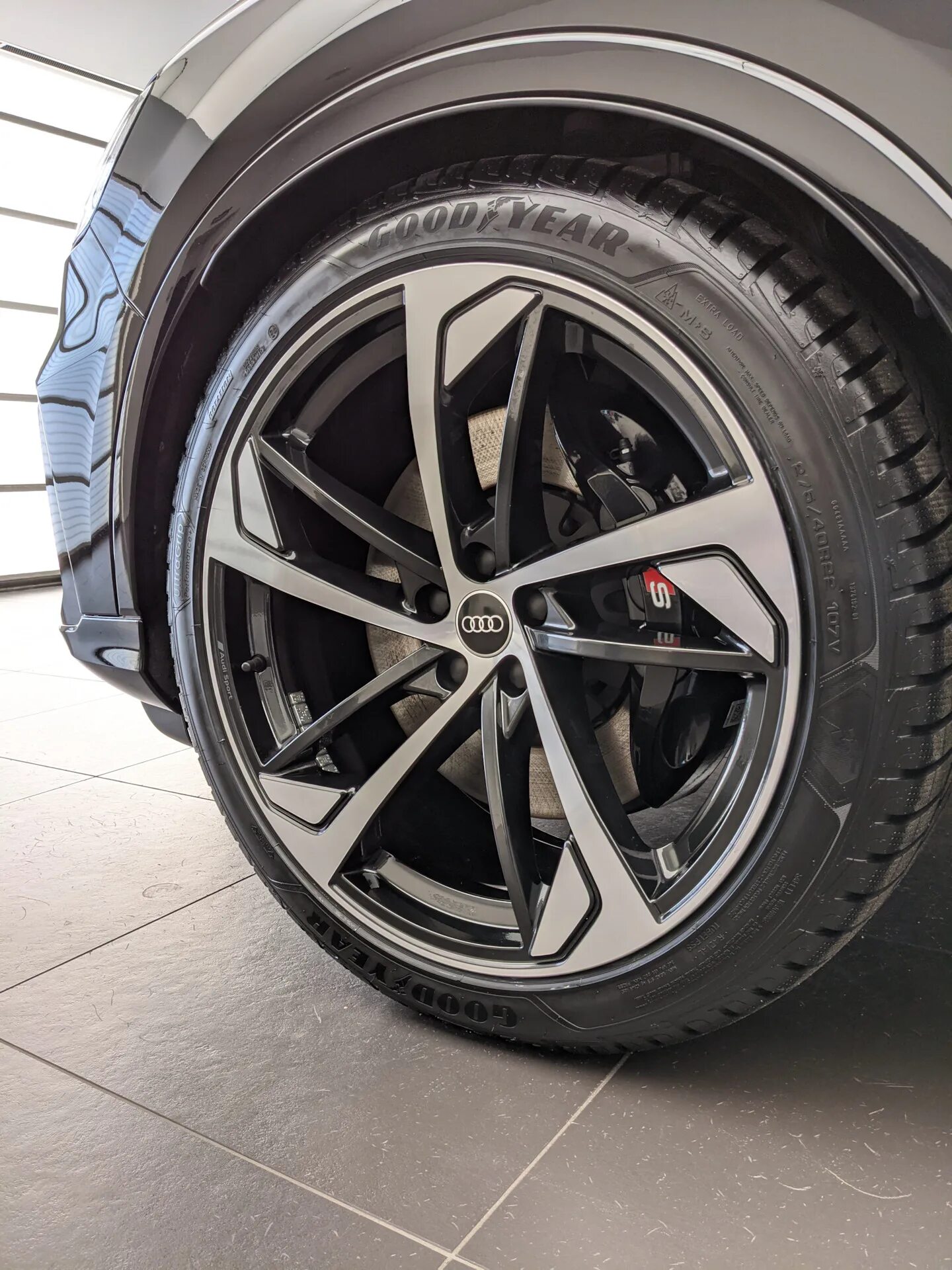 285 40 r22 купить. 285/40 R22 на Audi q7. 285/35 R22. Низкопрофильные диски r22. Зимние шины r22 x7.