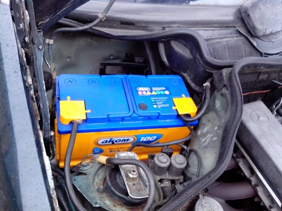 мерседес 124 аккумулятор. батарея на мерс академег. 8 бензин. аккумулятор 124. мерседес 124 акб.