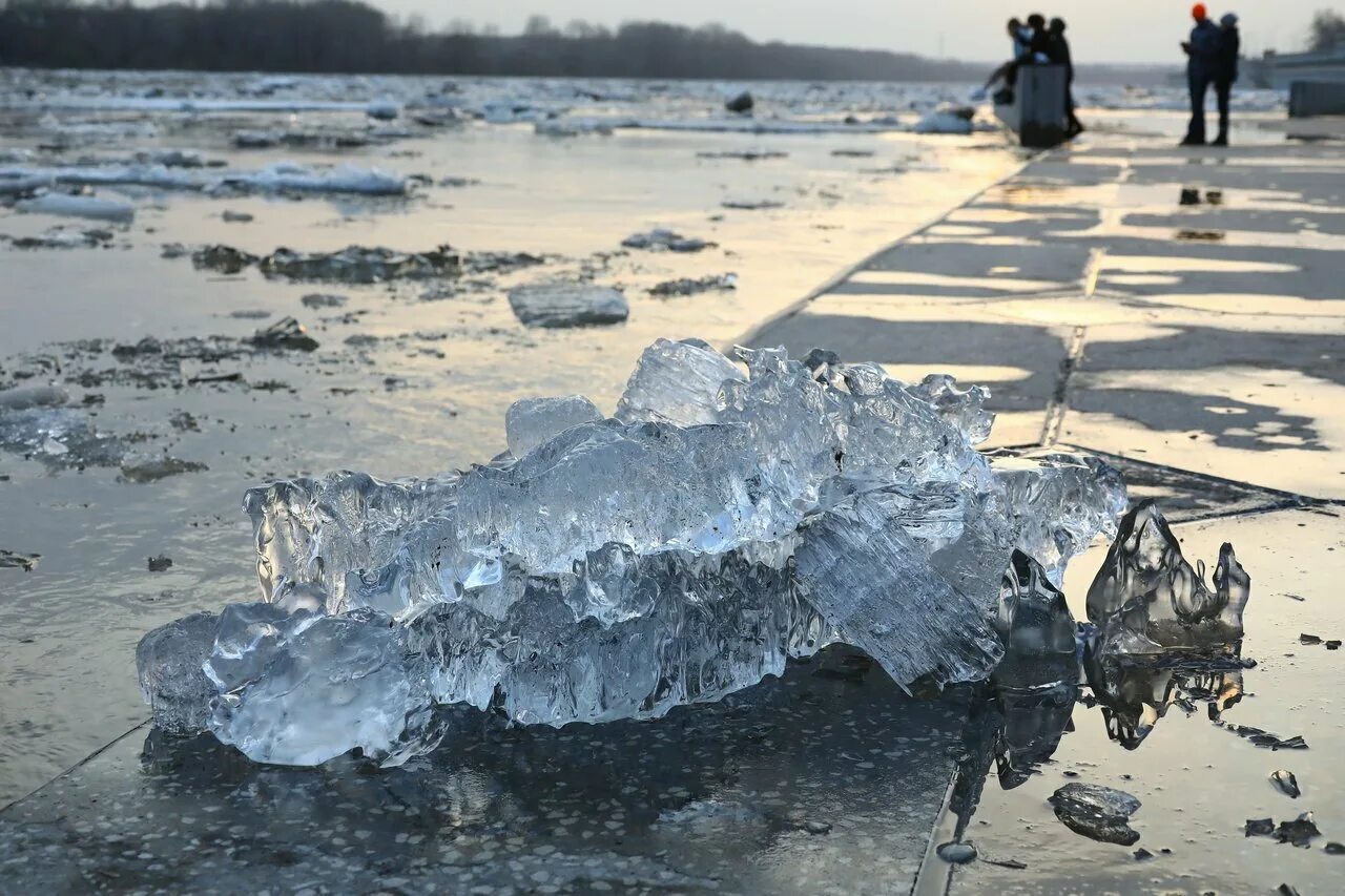 Ледоход в уфе 2024 на белой. Ледоход в Уфе 2022. Лед на реке. Тонкий лёд на реке. Лед на реке тронулся.