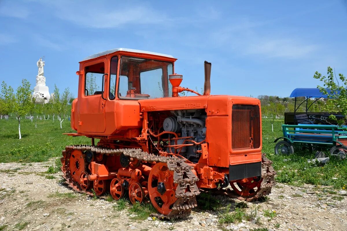 трактор т 150 перевернулся. музей истории трактора чебоксары. можгинский авторемонтный завод батыр. тракторный музей в чебоксарах. тракторный биатлон.