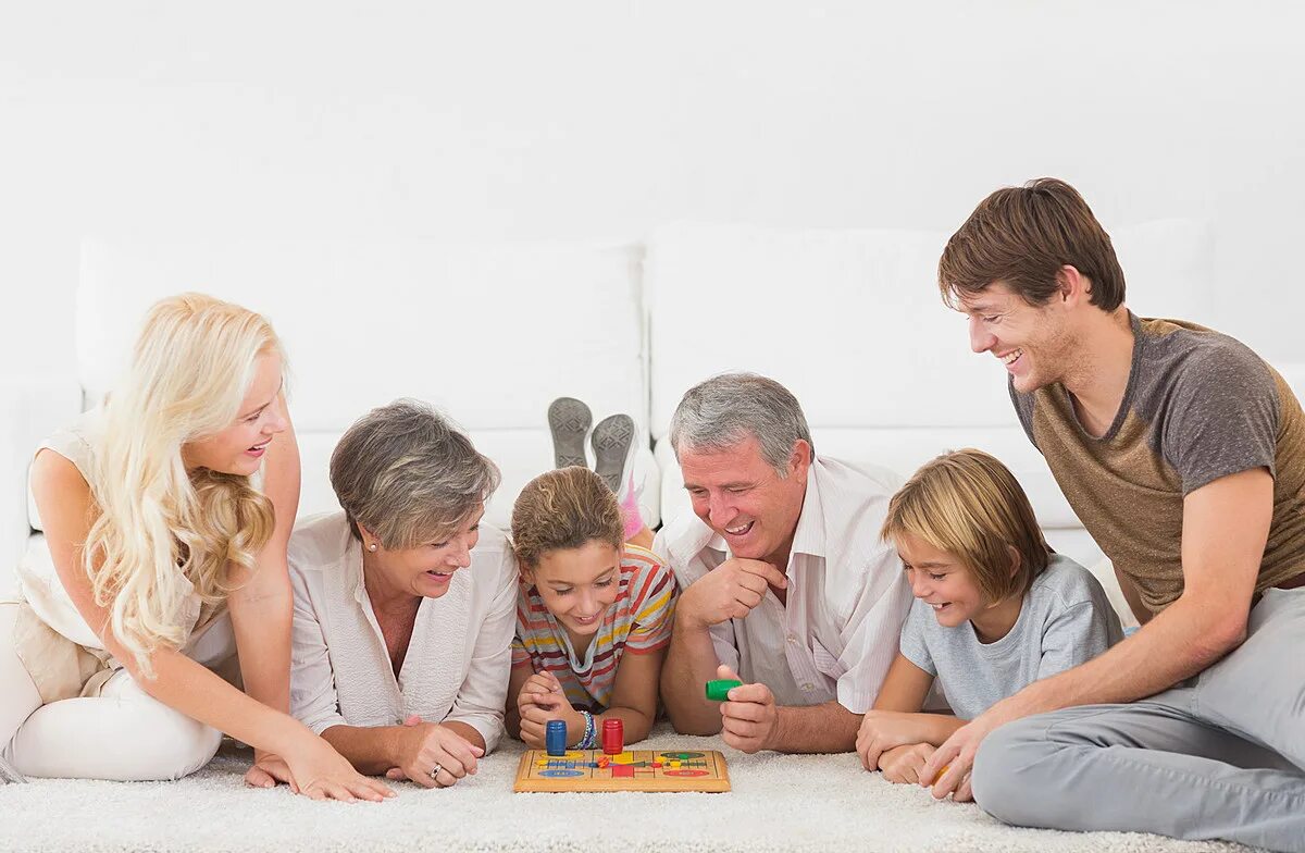 Игра parent parent. Игра в настольные игры с семьей. настольная игра «о семье». семья играет. семья играет в настольные игры.