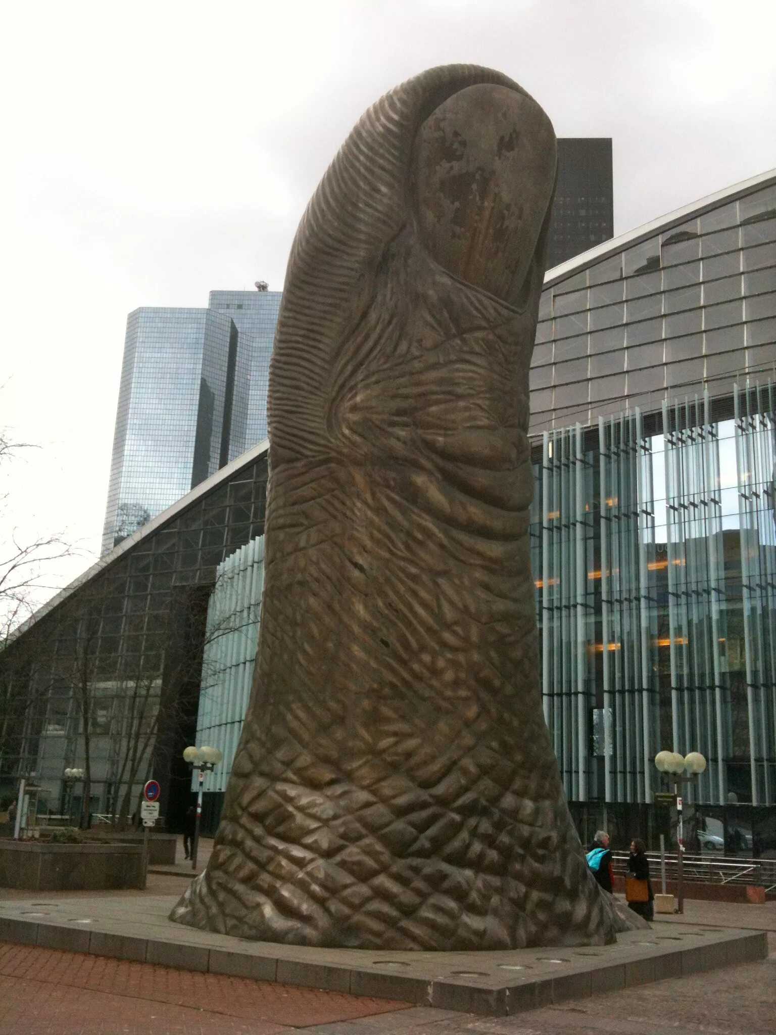 необыкновенные скульптуры. смешные скульптуры. оригинальные скульптуры. нелло и патраш памятник в антверпене. скульптура странника в антибе.