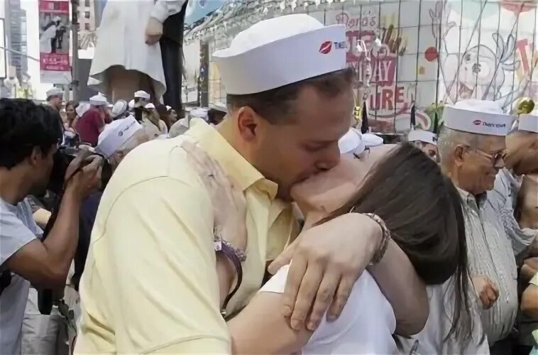 Сколько длится поцелуй. Самый долгий поцелуй. Знаменитое фото целующихся матроса и медсестры.