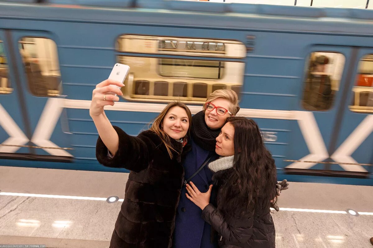 санкт-петербург довгалюк анна довгалюк. девушки метрополитена. девушка нужна метро. шикарные девушки в метро. девушка на платформе метро.