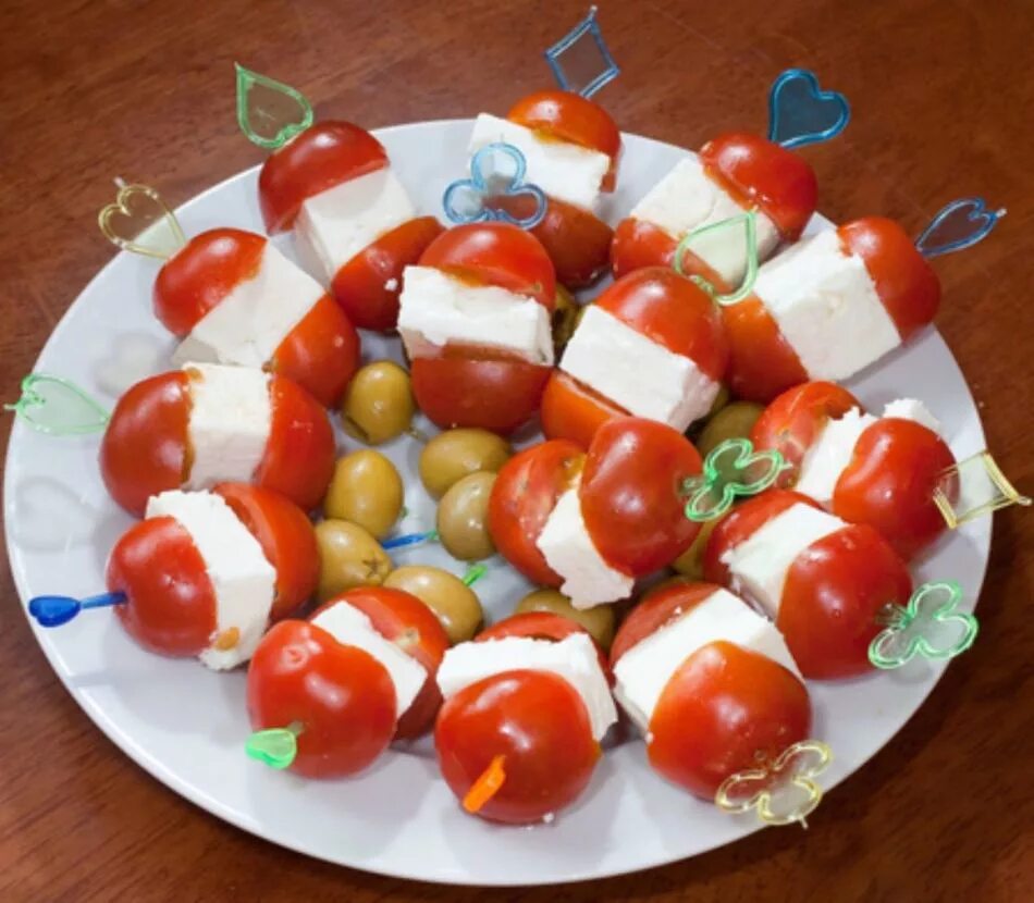 Помидоры черри фаршированные сыром. Салат с творогом и помидорами. Черри фаршированные фетой. Салат руккола брынза помидоры. Черри с моцареллой.