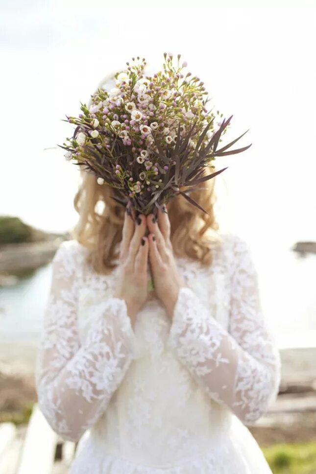 Девушка с темными волосами с цветами. Девушка закрывает лицо цветами. Девушка с цветами с закрытым лицом. Девушка закрывает лицо цветами. Девушка закрывает лицо цветами.