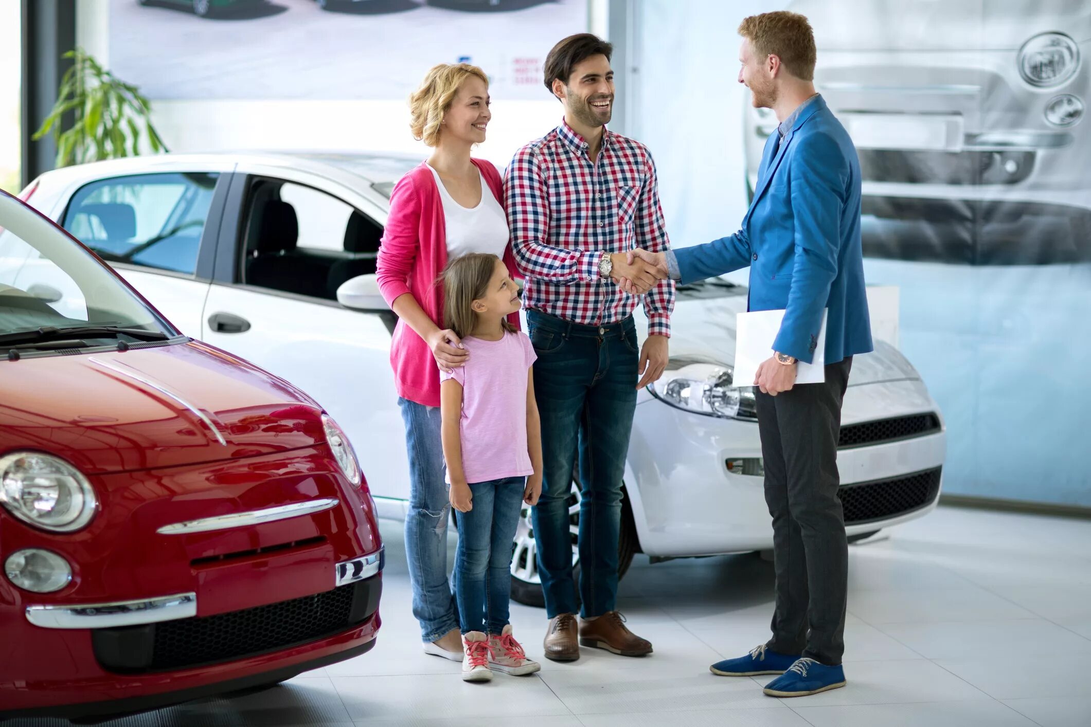 Dad a new car. Второй автомобиль в семье. Семья в автосалоне. Семья возле автомобиля. Семья в автомобильном салоне.