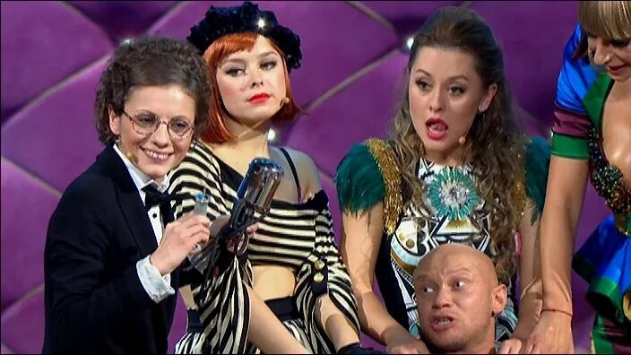 Продюсер камеди вумен. Камеди вумен казино. Анжела размиковна камеди вумен. Состав камеди вумен надежда ангарская. Группы на-на камеди вумен.