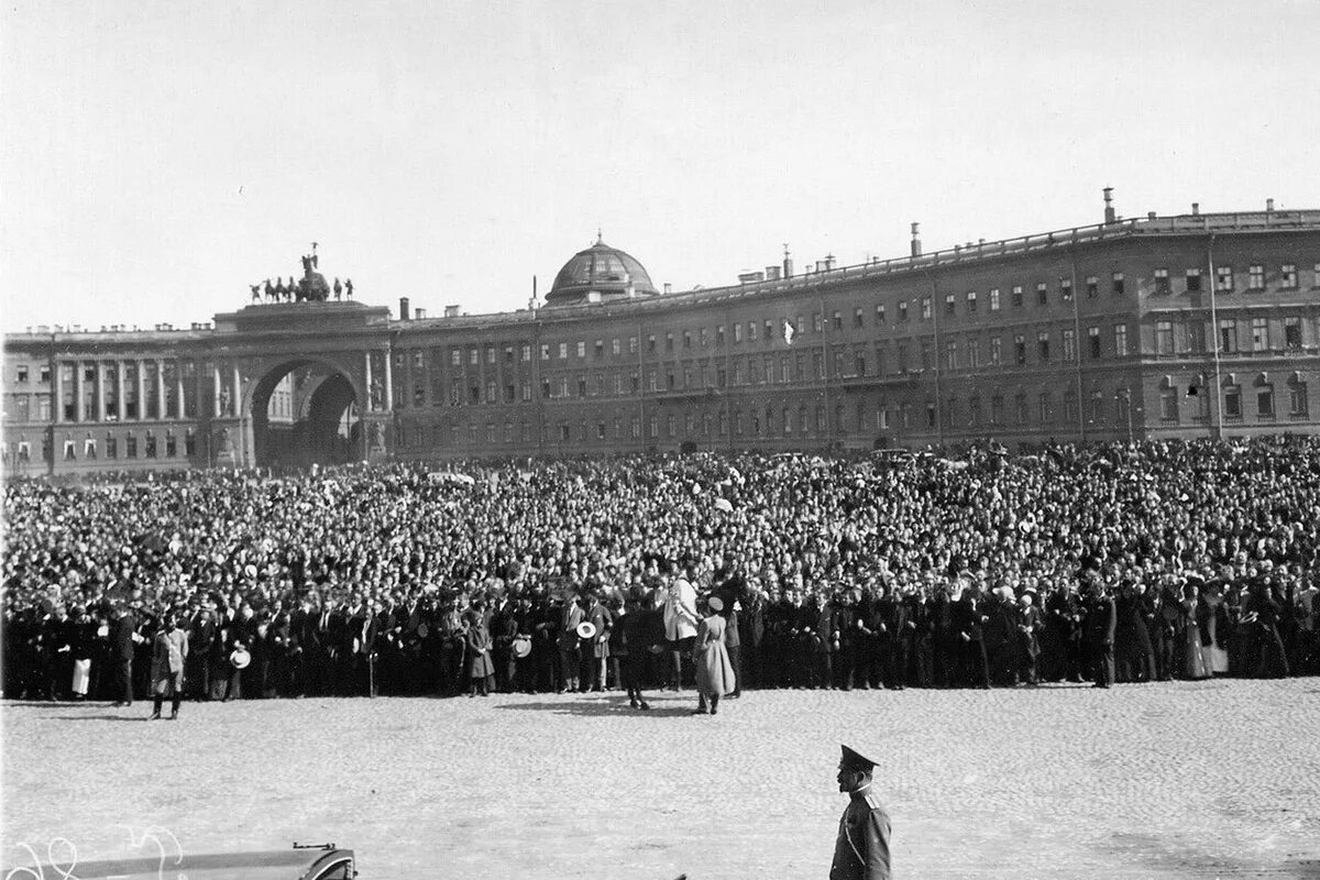 Повод для объявления войны германией россии 1914. Манифестация на Дворцовой площади 1914. Дворцовая площадь объявление войны 1914.