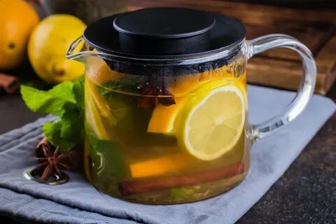 Чай с лимоном в заварочном чайнике