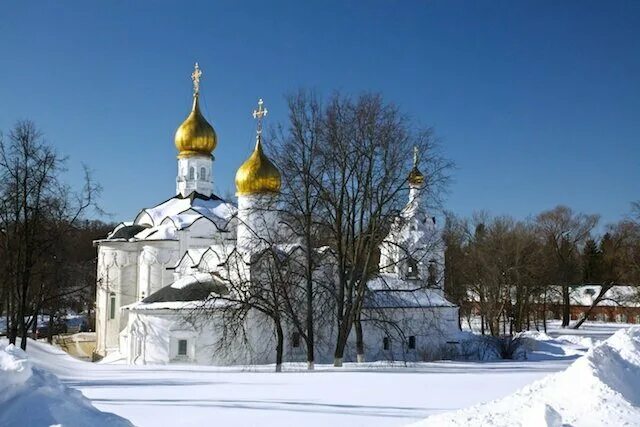 Подворье троицкой сергиевой лавры. Пятницкое подворье Троице-Сергиевой Лавры. Пятницкое подворье Сергиев Посад. Пятницкая Церковь Сергиев Посад. Подворье Лавры Сергиев Посад.