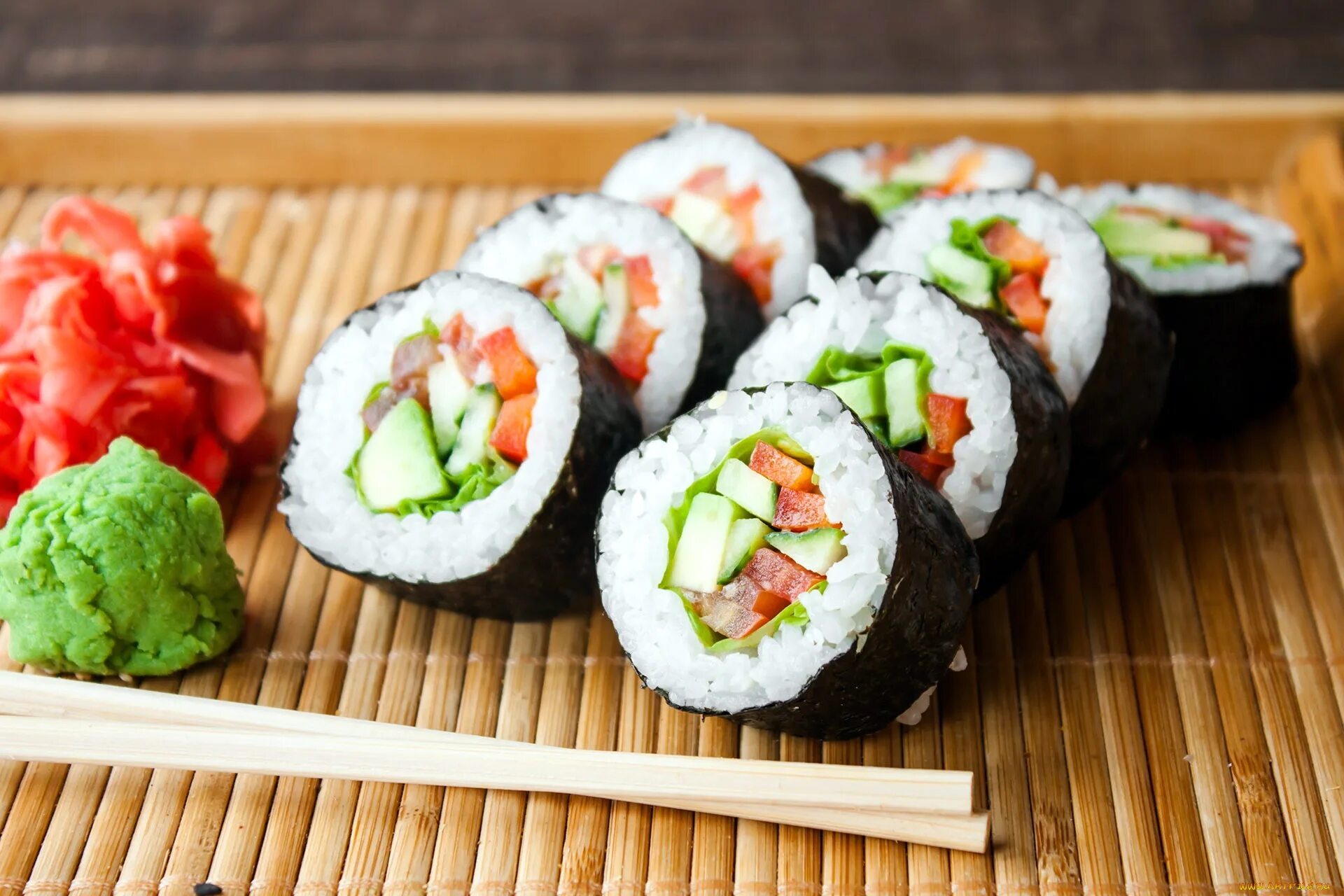 Суши гурмэ доставка. Кимбап и Футомаки. Японские роллы. Вегетарианские суши. Суши роллы японская кухня.