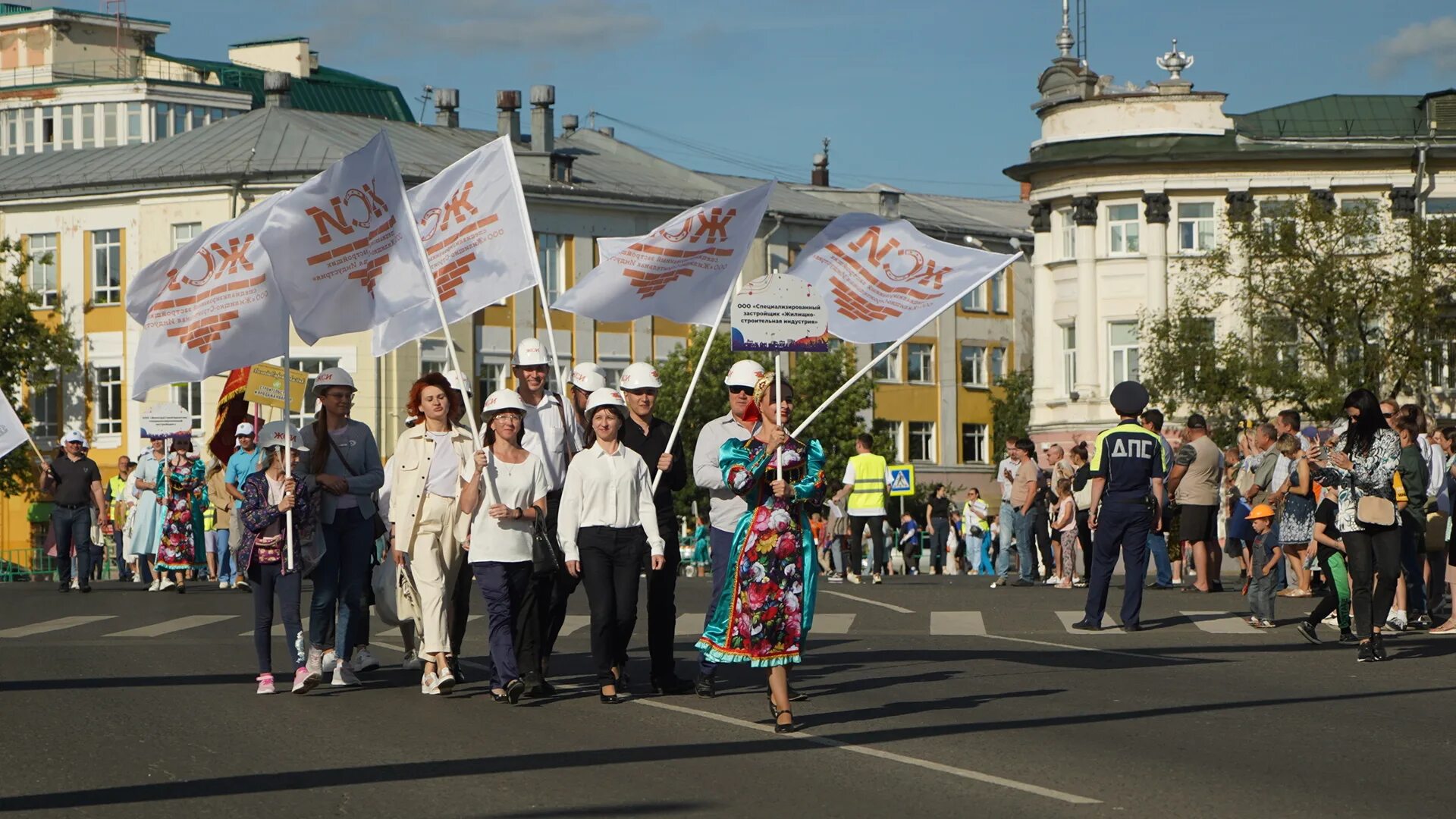 Мероприятия в вологде сегодня. Парад. Парад Строителей Вологда. Шествие Строителей Вологда. Праздничное шествие Строителей.