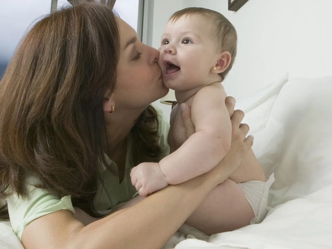 Женщина с ребенком. Маму чд. Женщина с ребенком. Мама с ребеночком. Женщина с ребенком на руках.