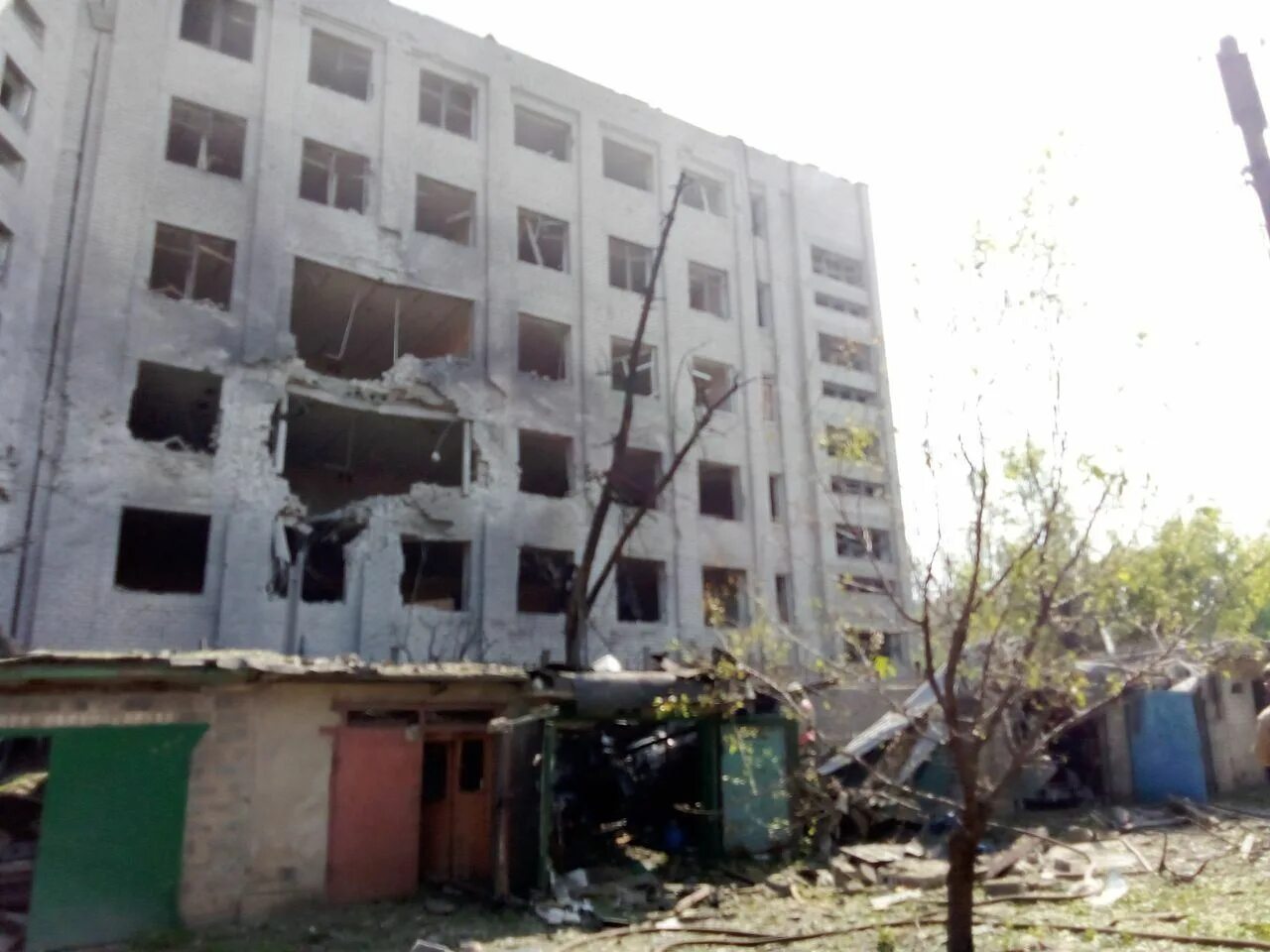 Машины лнр. Ракетный обстрел луганска. Лнр пос юбилейный. Юбилейная улица луганск. Юбилейный лнр.