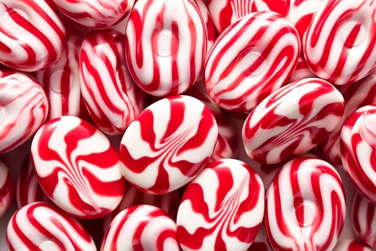 Красные конфеты. Конфетное красное. Конфетное красное. Skittles красный. Конфеты в красивой обертке.