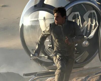 Oblivion: Tom Cruise as Commander Jack Harper 1280 x 1024 wallpaper.