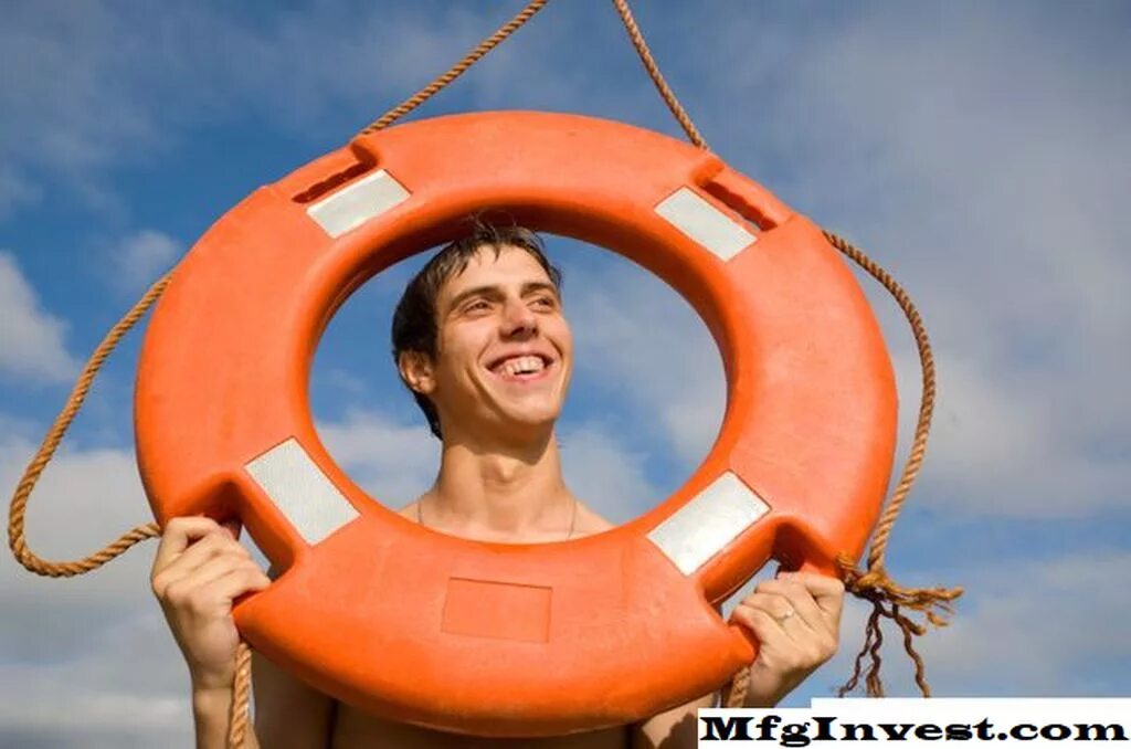 Спасательный круг на воде. Спасательный круг у мужчин. Спасательный круг титаник. Спасатели на воде. Брось природе спасательный круг.