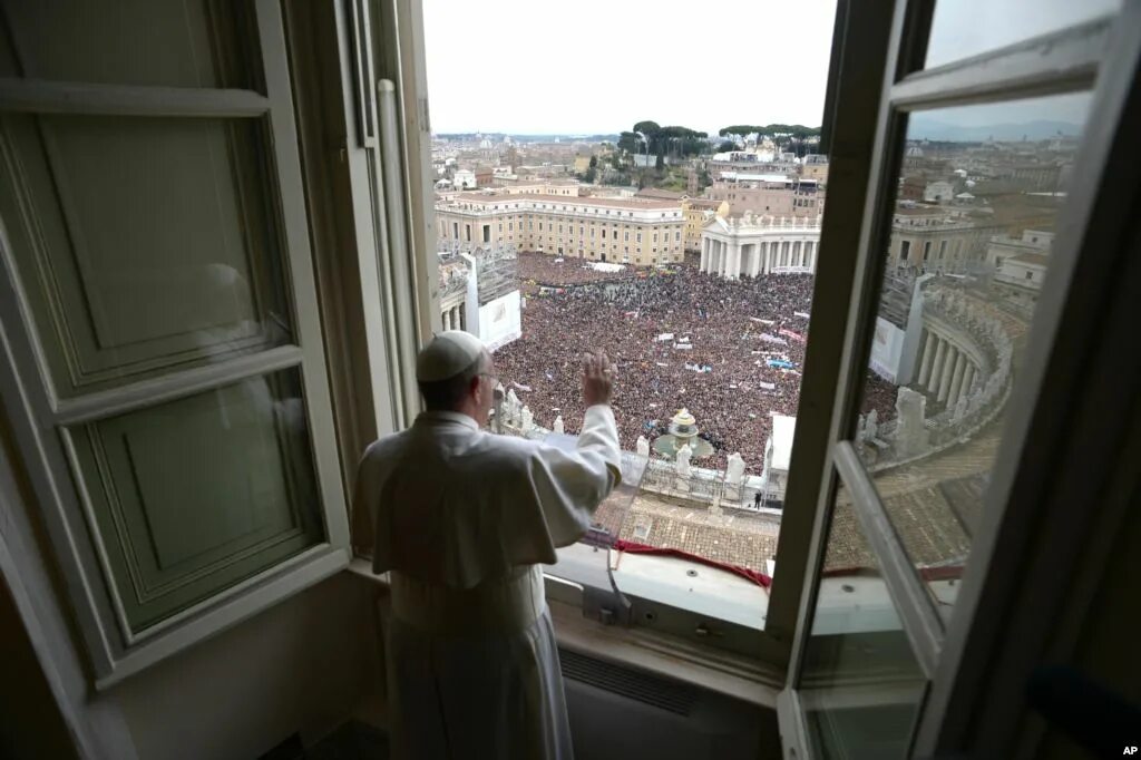 Окно папы Римского в Ватикане. Папа Римский на балконе собора Святого Петра. Папа Римский на балконе. Папа Римский в окне. Папа моем окна