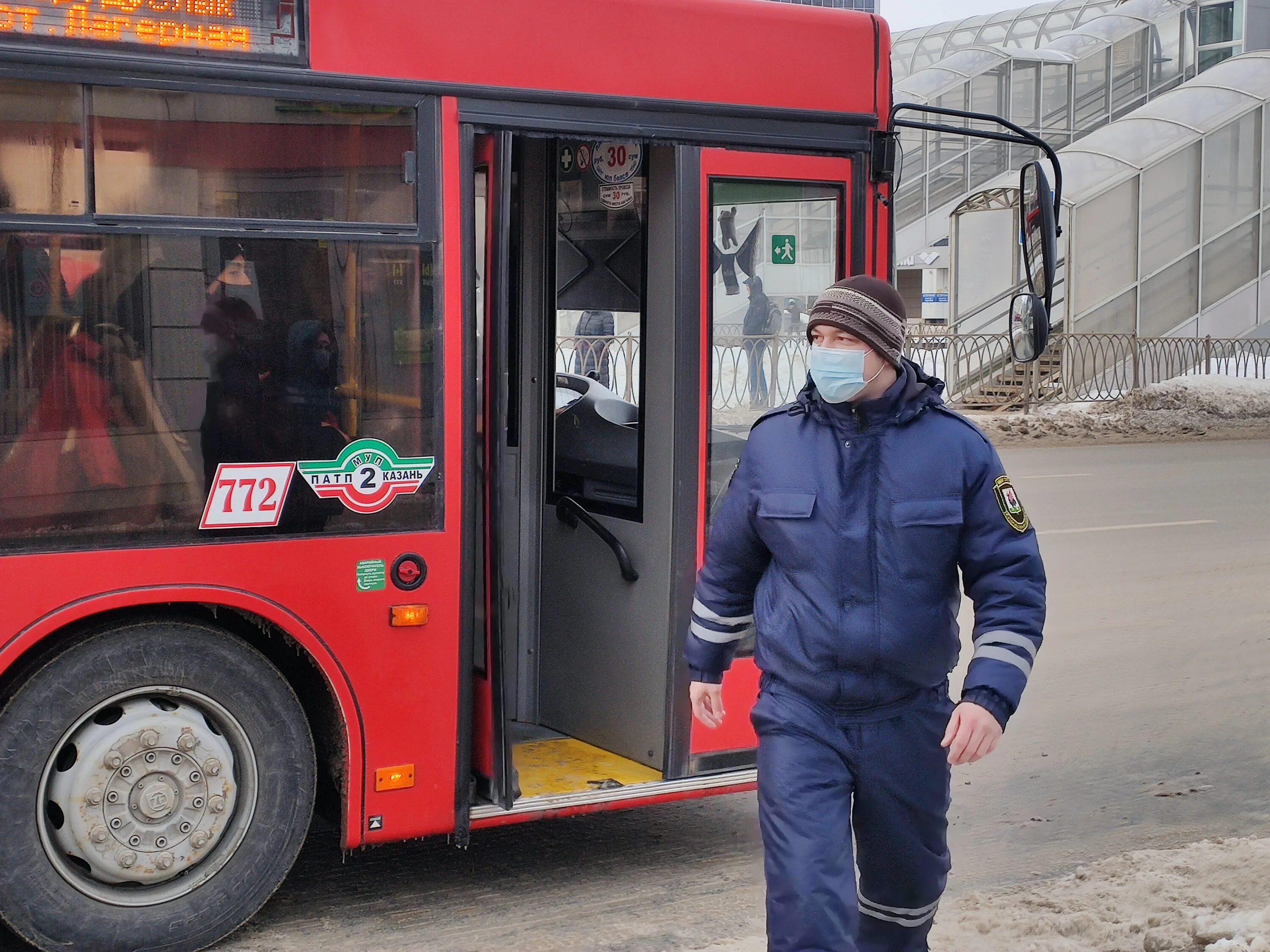 Проспект победы казань автобусы. Кондуктор в автобусе Казань. Реклама в общественном транспорте Казань. МКУ организатор пассажирских перевозок Казань. Автотранспорт Казань группу кондуктор.