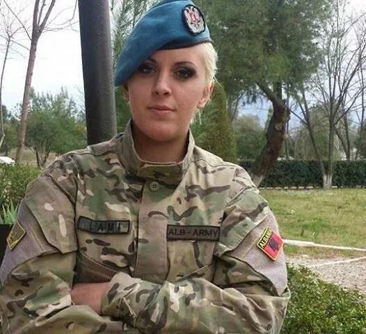 Женщина нато. Женщины солдаты НАТО. Албанская Военная форма. Девушки в армии НАТО. Женская Военная форма НАТО.