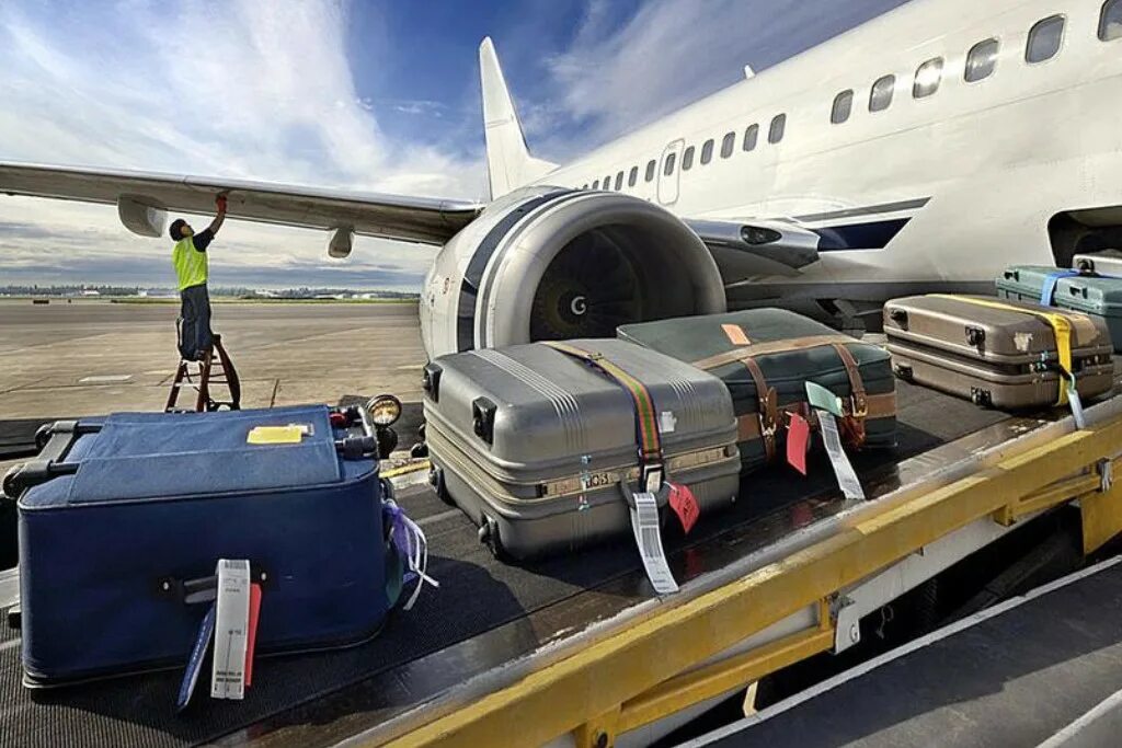 Перевозящий людей самолет. Погрузка багажа в самолет. Перевозка самолета. Авиаперевозки пассажиров. Путешествие на самолете.