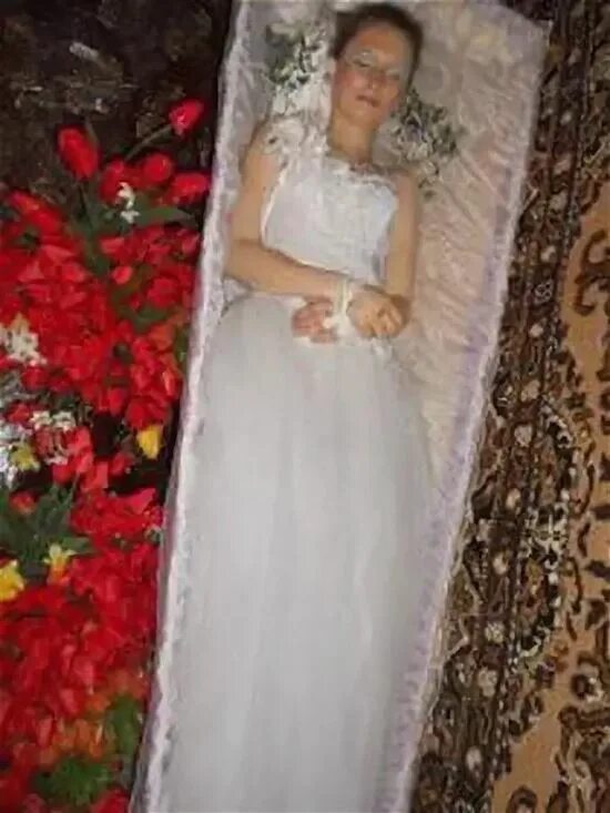 Похороны в свадебном платье. Девушки в гробу в свадебном платье. Мертвая девушка в свадебном платье. Почему незамужних девушек хоронят в свадебных. Красивые невесты в гробу.