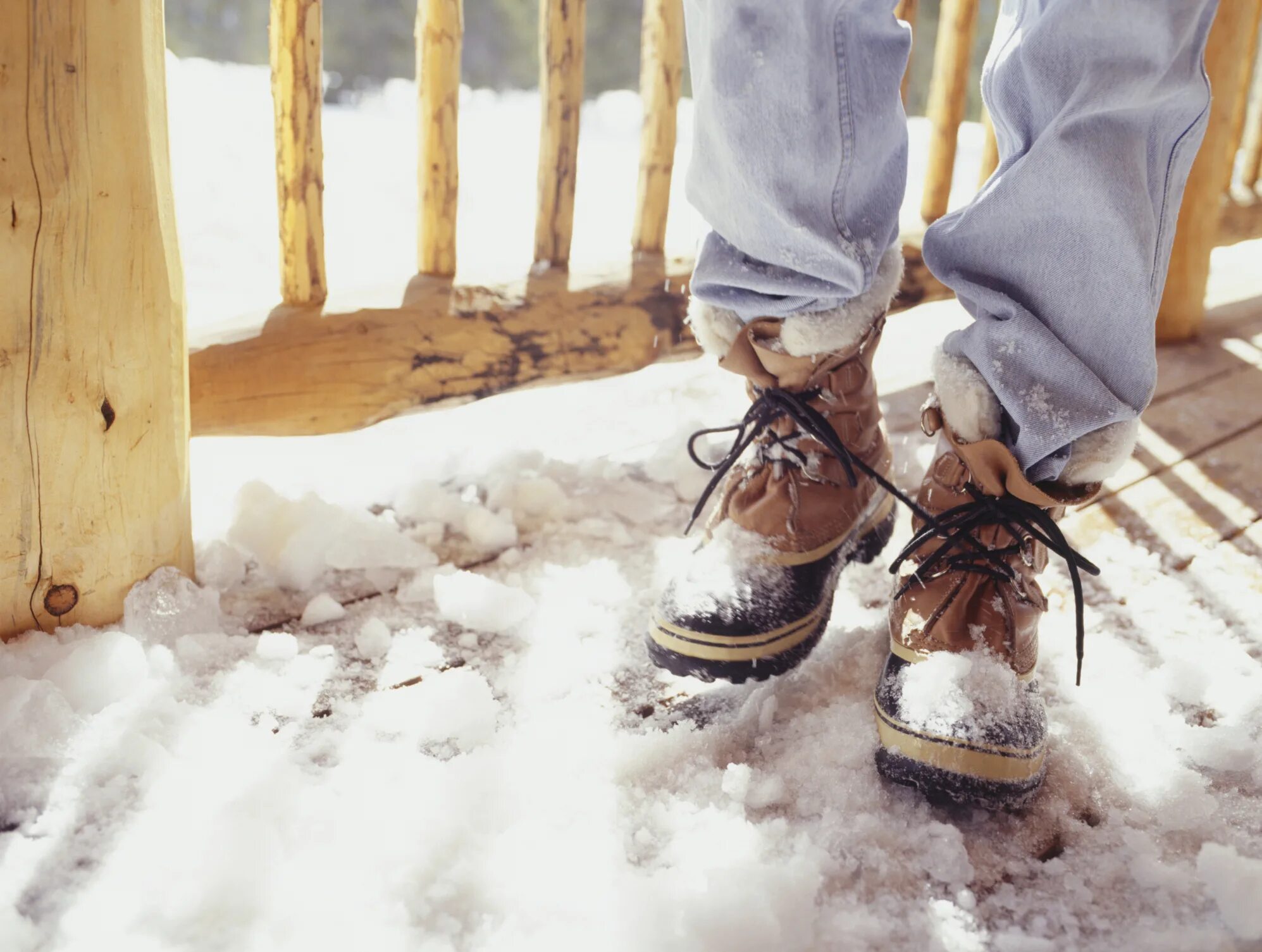 Ботинки в снегу. Зимняя обувь на снегу. Обувь для сугробов. Ноги в снегу.