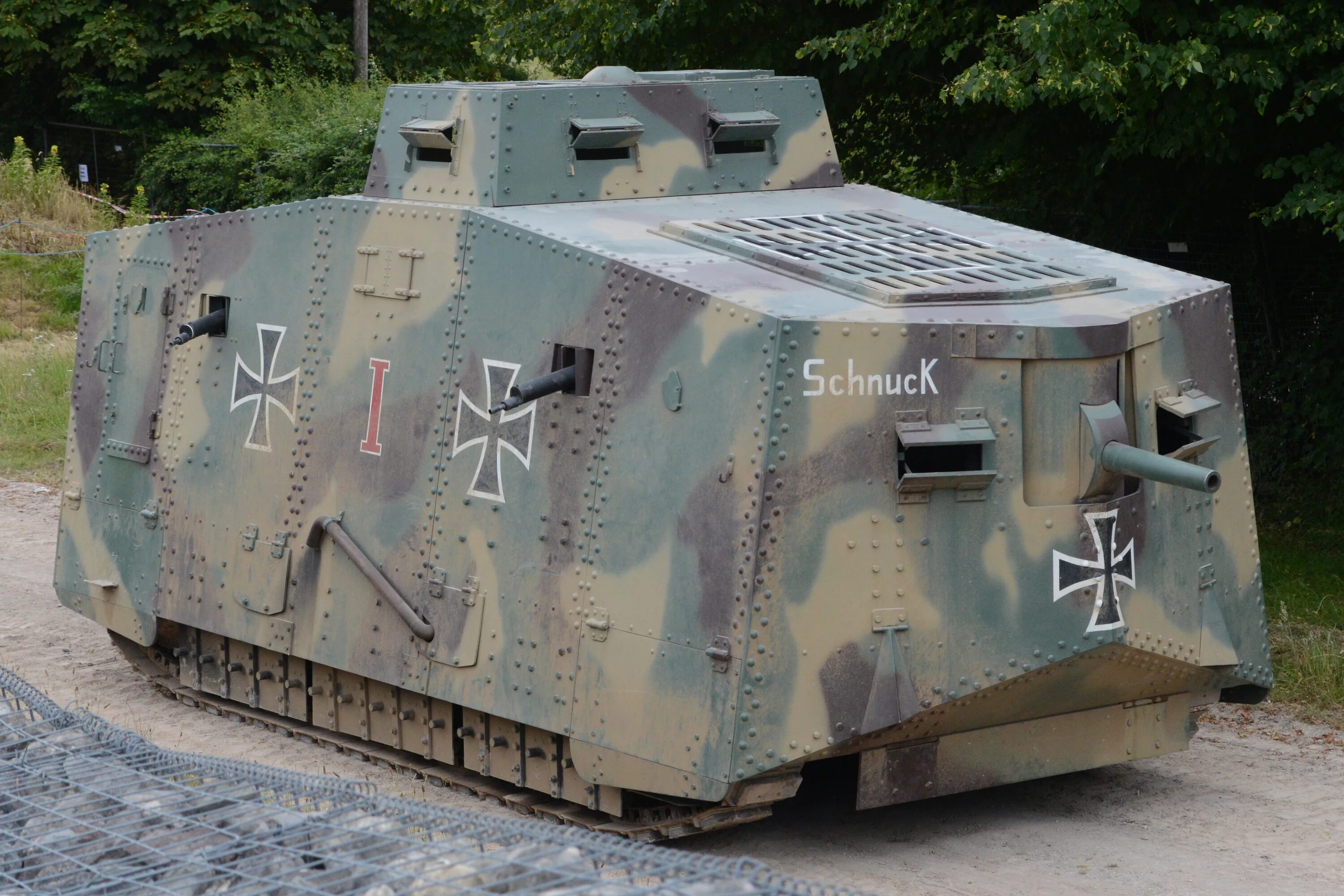 Немецкий танк первой мировой войны a7v. Немецкий танк первой мировой а7v. Sturmpanzerwagen a7v. Тяжелый танк a7v. Первые танки германии