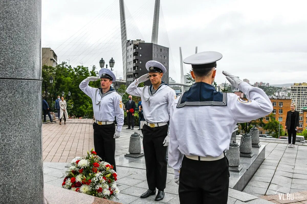 Отметить день рождения во владивостоке. Севастополь возложение венков на день ВМФ. Курсанты муравьев Амурский. С днем рождения Владивосток. Владивосток возложение венков 3 июля.