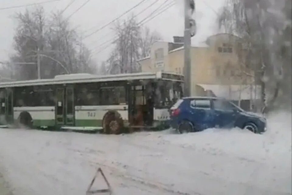 Авария на тутаевском шоссе ярославль сегодня. Авария с автобусом на Тутаевском шоссе г Ярославль. ДТП С рейсовым автобусом 2021. ДТП С рейсовым пассажирским автобусом «Yutong.