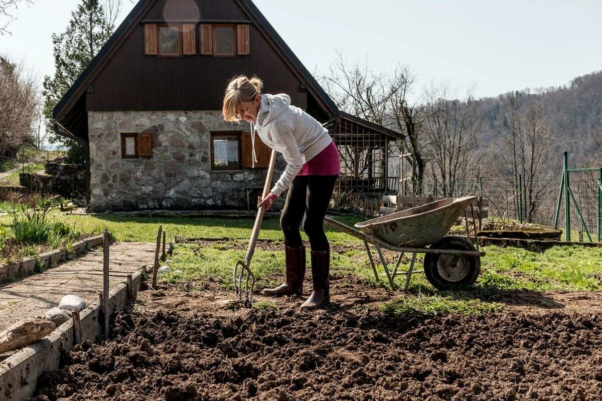 Устала на даче. Копать огород. Копать грядки. Даче огород копаем. Дачники на даче.