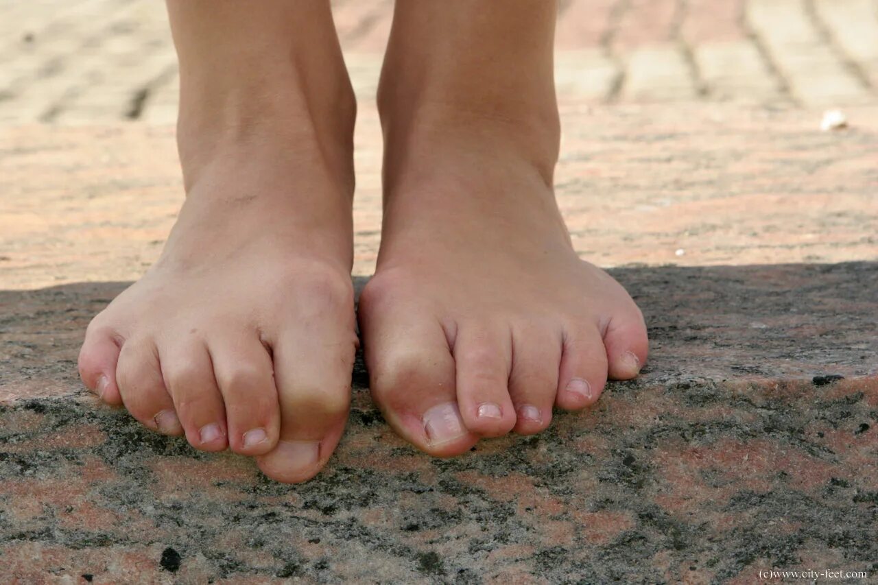 Ступни девочек. Стопы девочек. Ступни подростка. Солес феет 14 +. Ступни девушек.