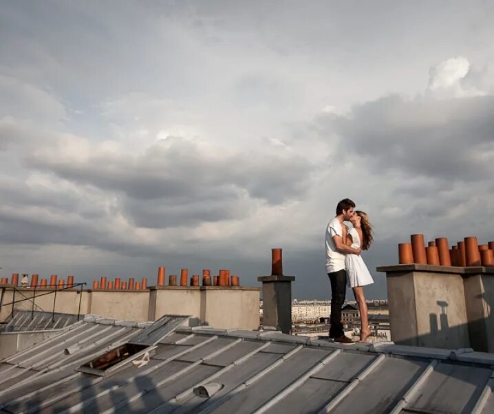 Легкий отношений спб. Любовь на крыше. Парень и девушка на крыше. Пара на крыше дома. Поцелуй на крыше.