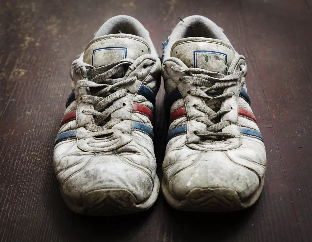 Старые кроссовки найк. Олд олдеры кроссовки. Поношенные кроссовки. Старые потрепанные кроссовки. Старые рваные кроссовки.