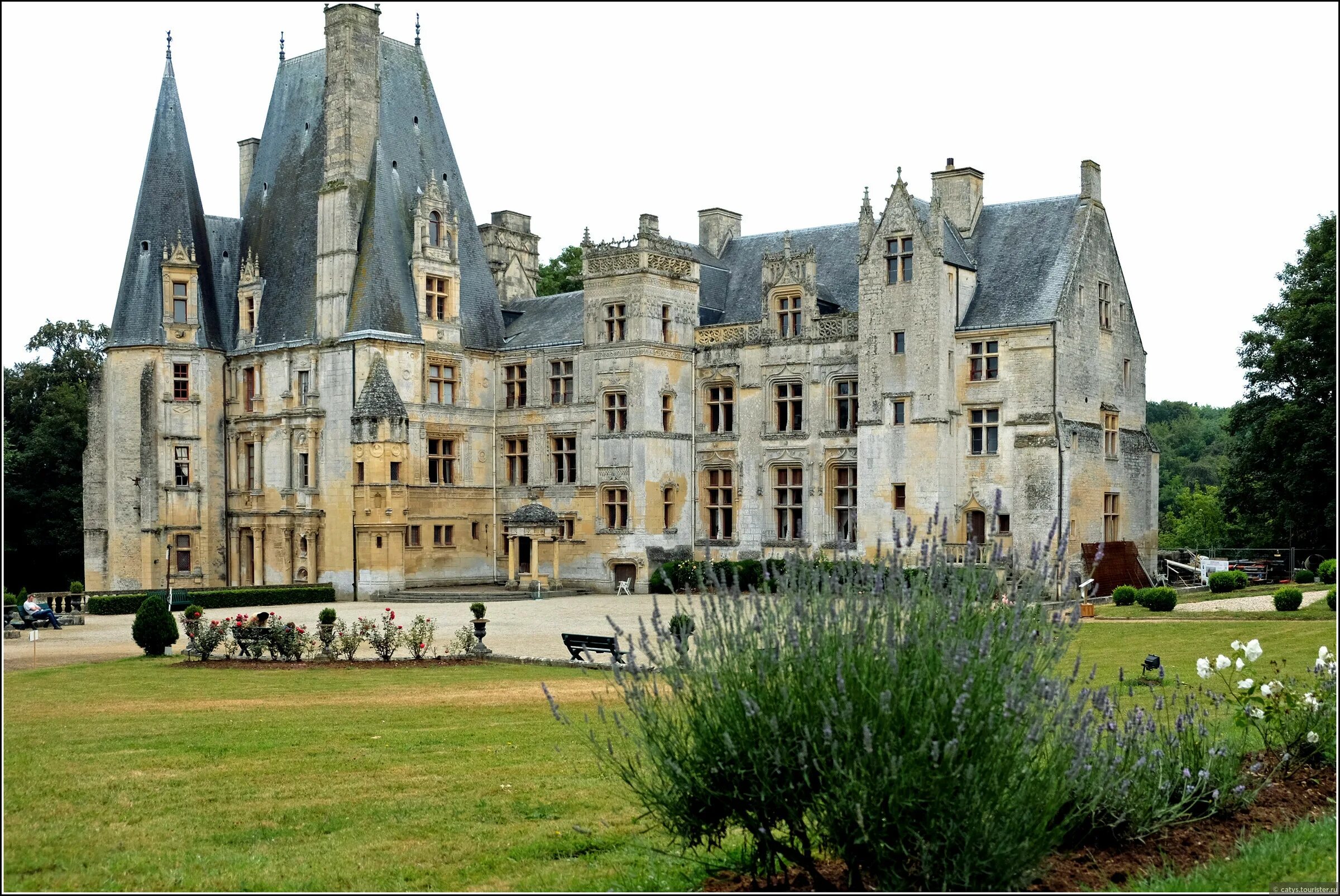 Castle of Carrouges Нормандия. Шато Габриэль Нормандия. Нормандии Шато замки. Замок Карруж Франция. Нормандия тайнинская