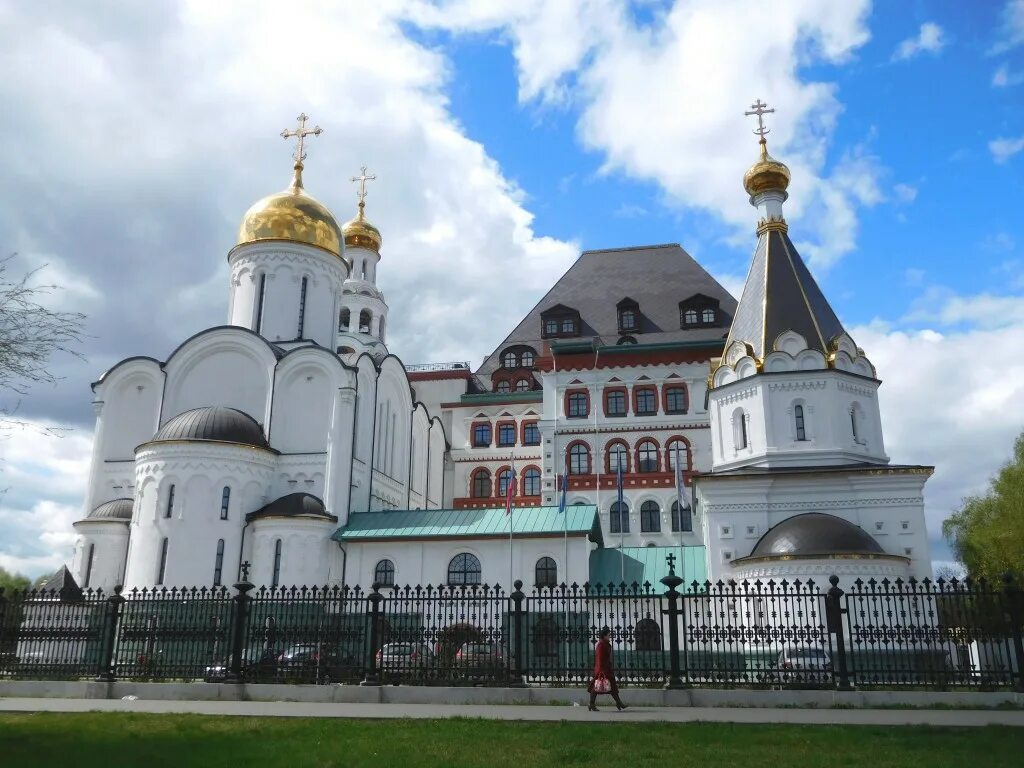 Поволжский православный тольятти. Храм трех святителей Тольятти. Поволжский православный институт святителя Алексия. Поволжская православная Академия Тольятти. Храм святителя Алексия Тольятти.