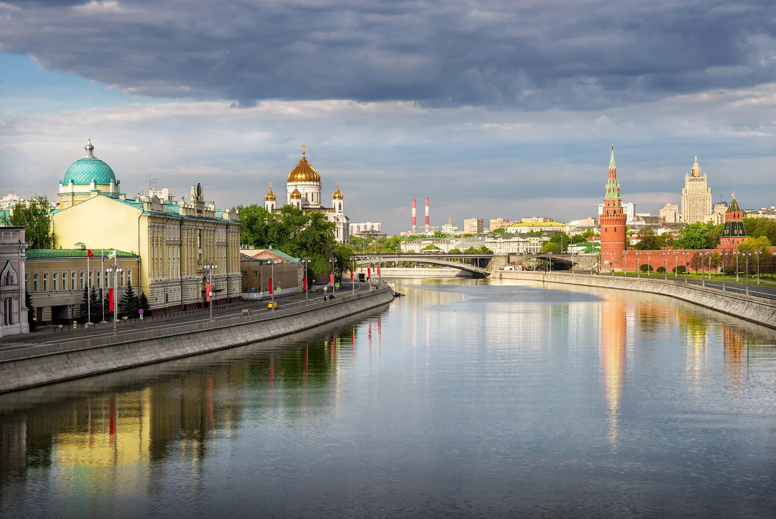 Москва река кремль. Москва река кремль. Москва река панорама. Москва москворецкий мост вид на храм христа спасителя. Москва река в москве.