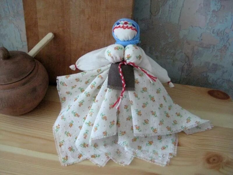 Тряпичная кукла. Куколка из тряпочек. Кукла из тряпок. Народная кукла тряпичная на ложке. Обережные тряпичные куклы.