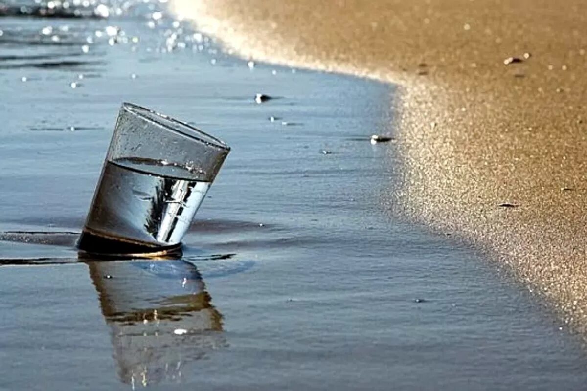 Можно пить соленую воду. Стакан воды. Стакан воды из моря. Вода в стакане на фоне моря. Черпать воду.