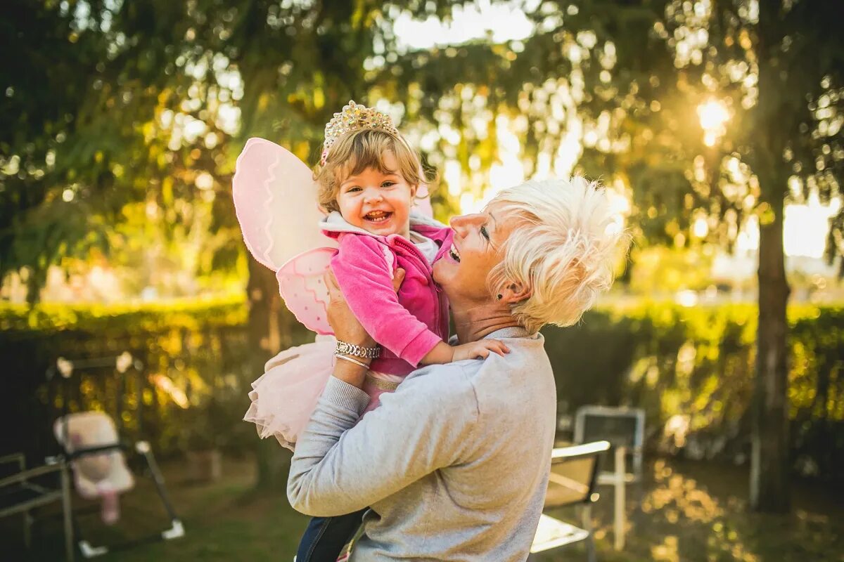 Молодая бабушка с внучкой. "бабушка и внучка" макс рентель. Бабушка и внучка. Бабушка и внучка. 10 стильных внучек но мне с ними.