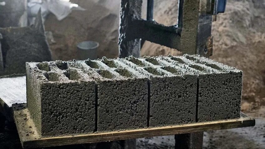 Приспособление для кладки керамзитного блока. Кладка газобетона. Монолитный керамзитобетон. Приспособление для кладки керамзитобетонных блоков. Укладка блоков.
