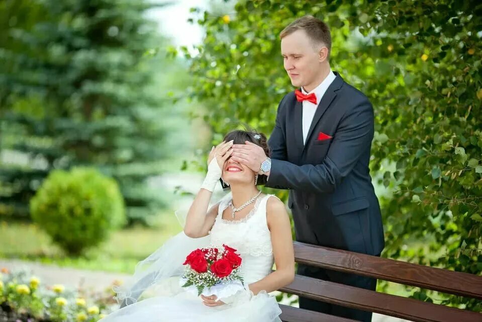 Были вы жених. Свадебный костюм для жениха. Свадебная фотосессия на скамейке. Too wicked to wed. Жених и невеста фото.