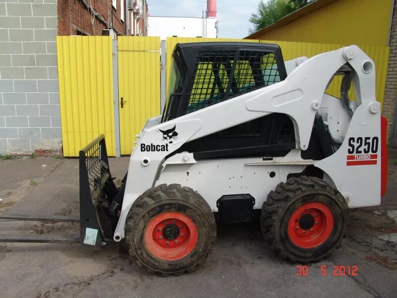 Bobcat ru. Bobcat s250. Минипогрузчик Бобкет s-250. Щетка для минипогрузчика Bobcat. Погрузчик Bobcat 250h.