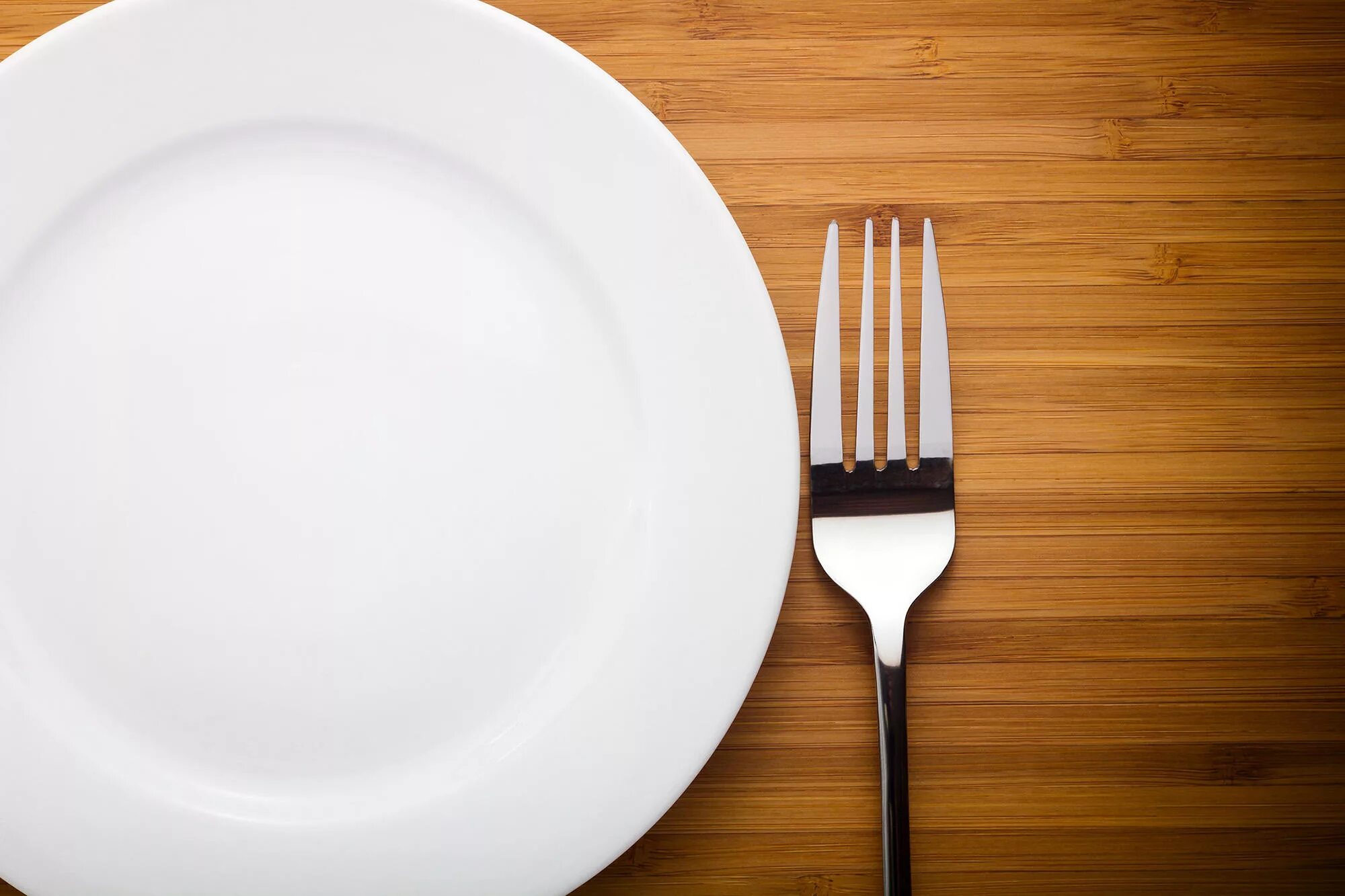 Лишняя тарелка на столе. Пустая тарелка на столе. Тарелка вид сверху. Пустая тарелка вид сверху. Тарелка на столе.