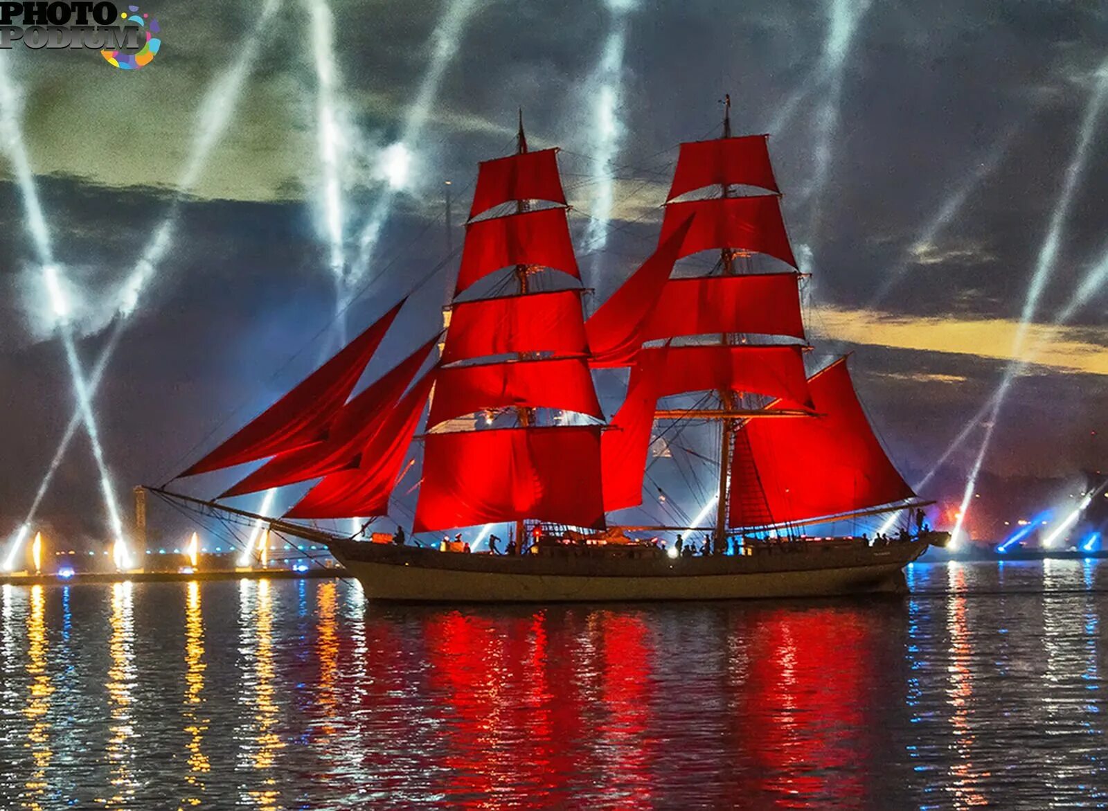 Красный фрегат. Бриг россия алые паруса. Бриг секрет алые паруса. Корабль алые паруса. Красный фрегат.