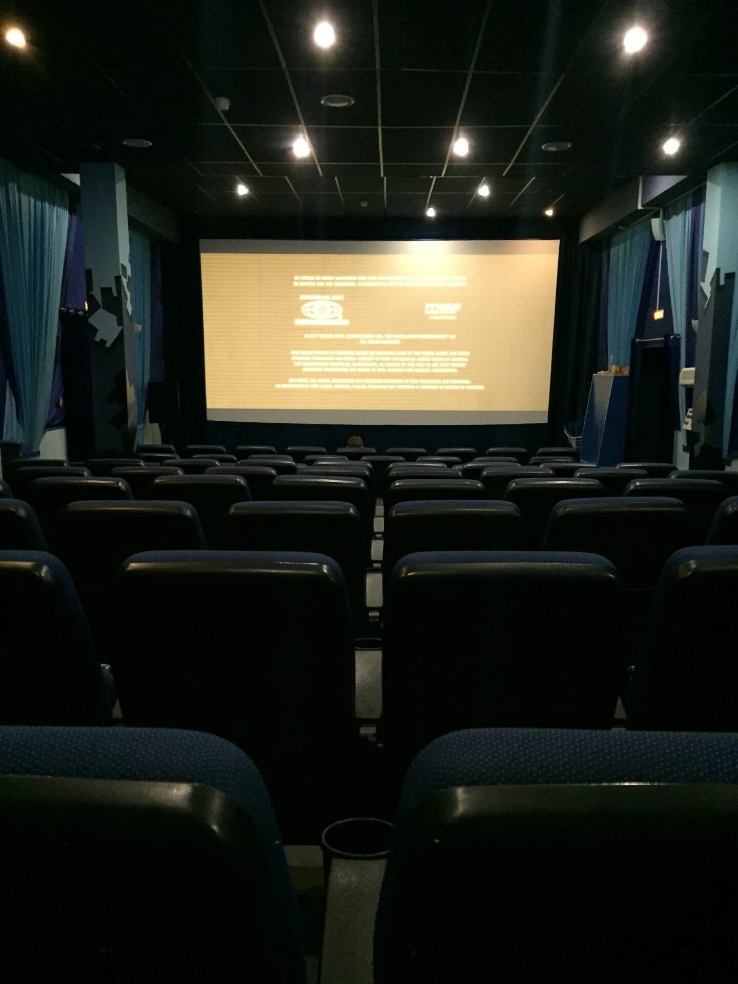 Кинотеатр Нептун Новороссийск. Нептун кинотеатр зал. Красный зал в Нептуне Новороссийск. Кинотеатр Нептун Владивосток.