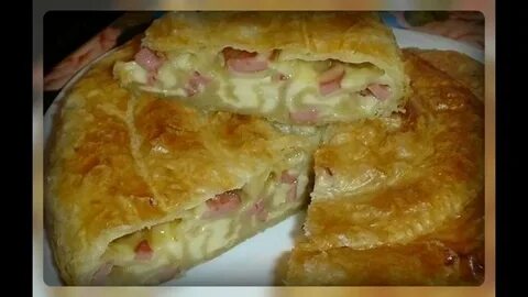 Слоеные пирожки с колбасой и сыром